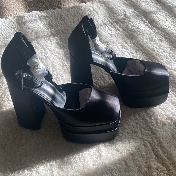NWT Platform closed toed satin heels - Picture 2 of 6